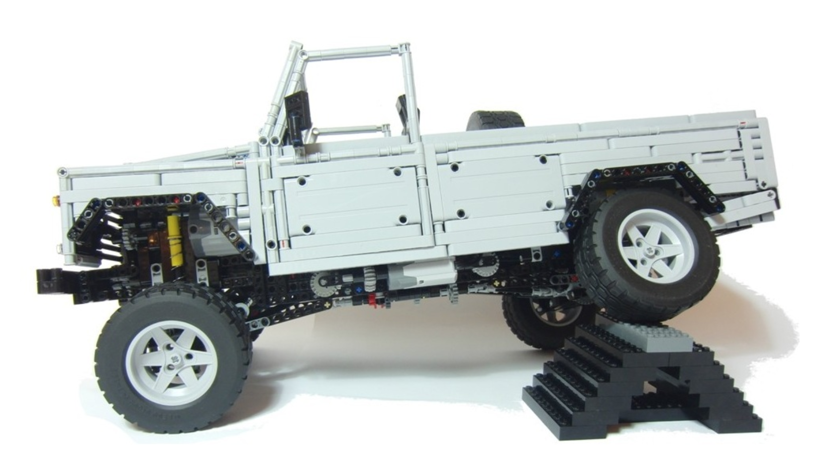 Remote Controlled SUV 3438pcs - TheBlockZone